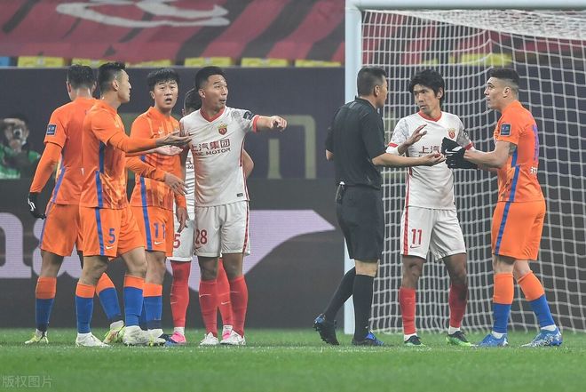 包含欧超杯赛程吃紧；广州队今夜回应争议；态度坚定；阵容厚度经受考验的词条